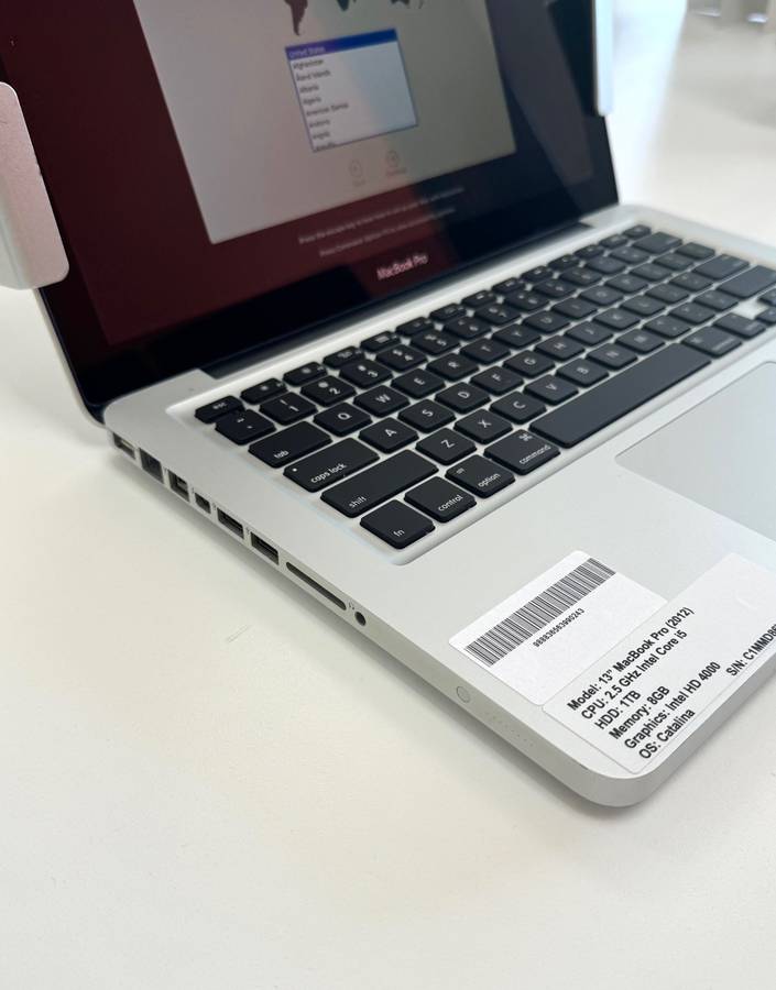MacBook Pro 13 inch**2.5Ghz Intel Core i5**1TB HDD**8GB RAM