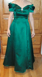 Timeless Emerald Green Gown Size 12