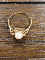 14k Yellow Gold Ladies Flower Ring With Pearl. Size 8.75