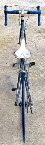 BICYCLE FUJI NEWEST 700"MEN'S ROAD BIKE IN VERY GOOD COND.