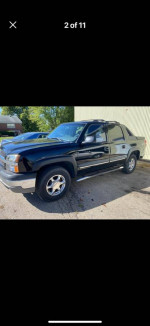 2003 Chevrolet Avalanche truck for sale, showing clean exterior and alloy wheels.
