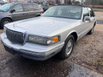 1995 Lincoln Towncar Signature in excellent condition, ideal for Uber and commuting, with low mileage and great features.