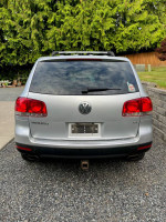 2005 Volkswagen Touareg V8 AWD parked, showcasing its rear view in a residential area